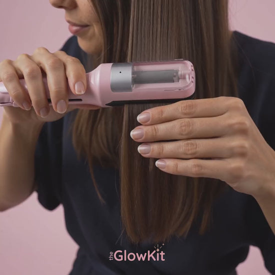 GlowTrim Pro glissé le long d'une mèche, du milieu jusqu'aux pointes